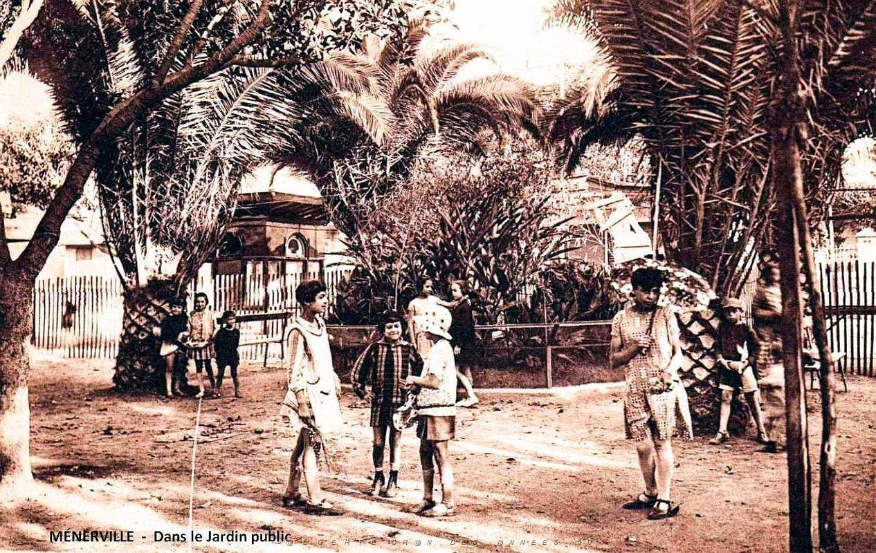 1903- Menerville - Dans le Jardin public.jpg